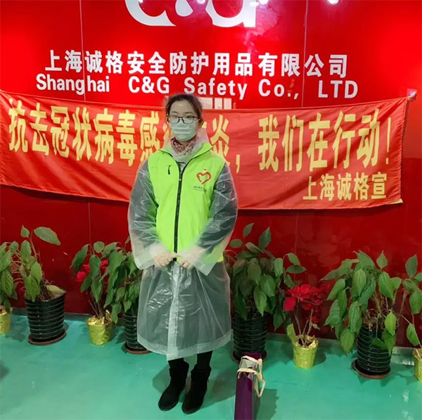 攜手戰(zhàn)“疫”，逆風而上，上海志愿者助力抗疫防護服生產(chǎn)