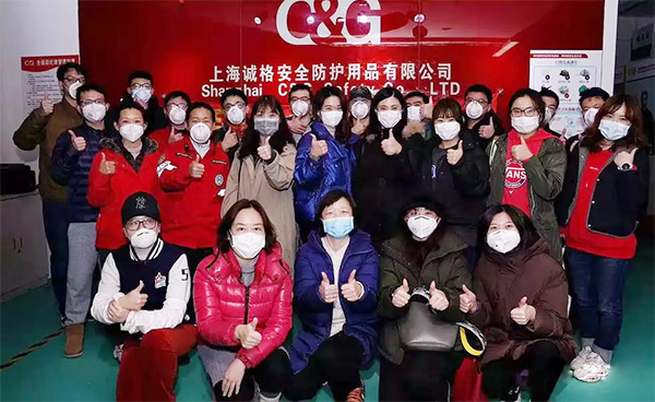 攜手戰(zhàn)“疫”，逆風而上，上海志愿者助力抗疫防護服生產(chǎn)